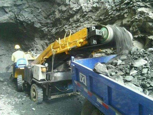 礦用運(yùn)輸車(chē)裝煤